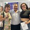Autoridades entregando llaves
