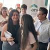 Autoridades entregando llaves