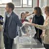 Presidente de la ANV sacando tarjeta de sorteo