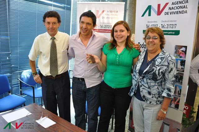 De izquierda a derecha: Alberto Aguiar (Gerente Suc. Canelones ANV), Fernando y Natalia, A.S. Cristina Fynn (Vicepresidenta ANV) Foto: Raúl Vernengo (Comunicación ANV)