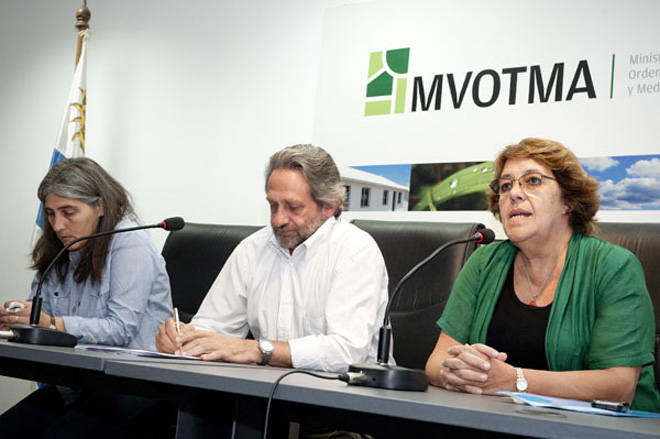 De izquierda a derecha: A.S. Lucía Echeverry (Directora Nacional de Vivienda - DINAVI/MVOTMA), Arq. Francisco Beltrame (Ministro de Vivienda) y A.S. Cristina Fynn (Presidente Agencia Nacional de Vivienda).