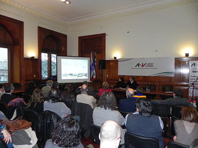 La exposición estuvo a cargo del Arquitecto Alejandro Berro del equipo técnico de la Unidad de Patrimonio de la Intendencia de Montevideo.