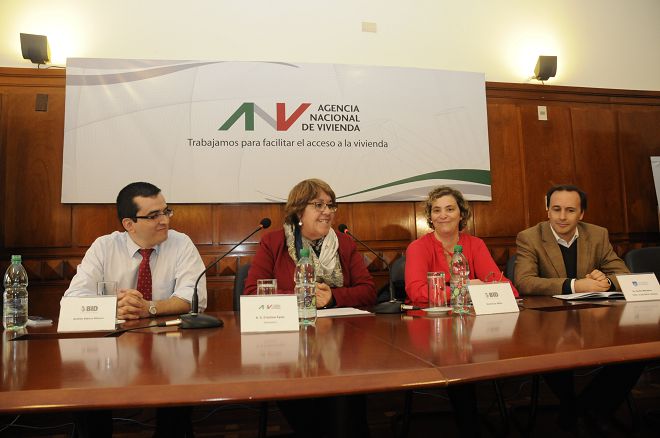 De izquierda a derecha: Ec. Andrés Blanco Blanco (BID), A.S. Cristina Fynn (Presidenta ANV), Ec. Verónica Adler (Moderadora del BID) y Ec. Carlos Mendive (Prof. de Economía Urbana UDELAR).