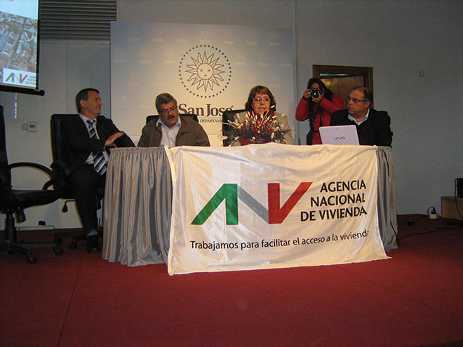De izquierda a derecha: Jorge Queiroz (Gerente de División Sucursales ANV), Gustavo Gil (Gerente de Sucursal ANV San José), A.S. Cristina Fynn (Presidenta ANV) y Arq. Gerardo Calvar (Gerente de División Mercado Inmobiliario ANV).