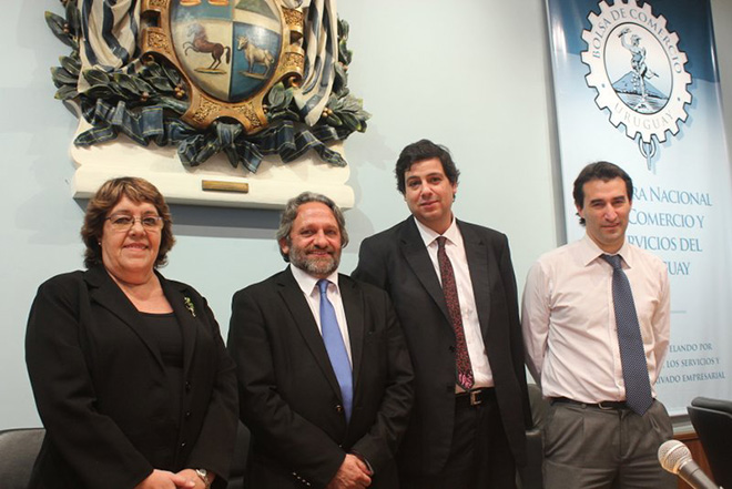 De izquierda a derecha: A.S. Cristina Fynn (Presidenta ANV), Arq. Francisco Beltrame (Ministro de Vivienda), Gabriel Conde (Presidente CIU) y Ec. Nicolás Ponce de León (Gerente División Mercado Financiero ANV).