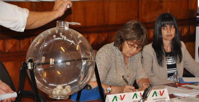 De izquierda a derecha: Esc. Beatriz Varela y Esc. Mercedes Peraza (ANV), Juan José Goyeneche (IESTA), Laura Cavagnaro (Comunicación ANV). Foto: Karina Nemmer (Comunicación ANV).
