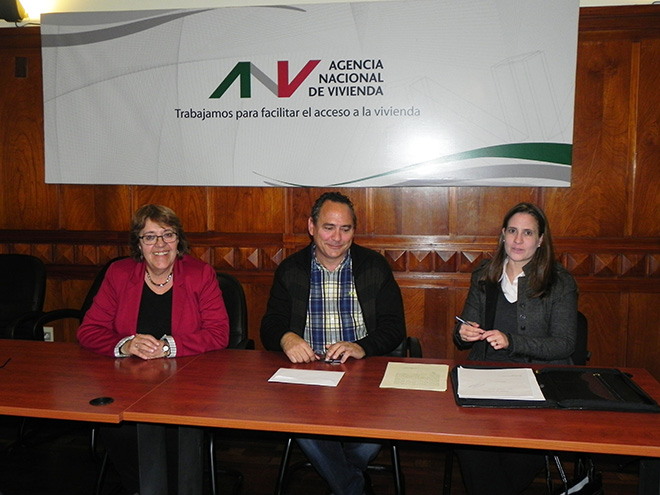 De izquierda a derecha: A.S. Cristina Fynn (Presidenta ANV), Arq. Joaquín Ferrero (PRIDAS S.A.) y Esc. Estela Goncalvez (PRIDAS S.A.).
