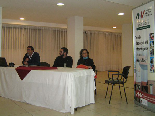 De izquierda a derecha: Arq. Javier Parnizari (Oficina del Inversor), Ec. Claudio Fernández Caetano (Vicepresidente ANV) y Patricia Ayala (Intendenta Departamental de Artigas).