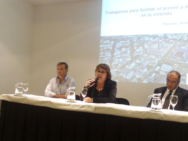 De izquierda a derecha: Jorge Queiroz (Gerente Sucursales ANV), A.S. Cristina Fynn (Presidenta ANV) y Gregorio Portela (Gerente Sucursal ANV Paysandú).