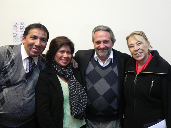 De izquierda a derecha: Victor Becerra y Liliana Monja (familia beneficiaria), Arq. Francisco Beltrame (Presidente ANV) y Dra. María Elena Martínez (Prosecretaria Comisión Administrativa del Poder Legislativo).