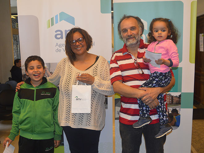 Alejandra y Alexis junto a sus hijos Sofía y Joaquín, al recibir las llaves de su vivienda.