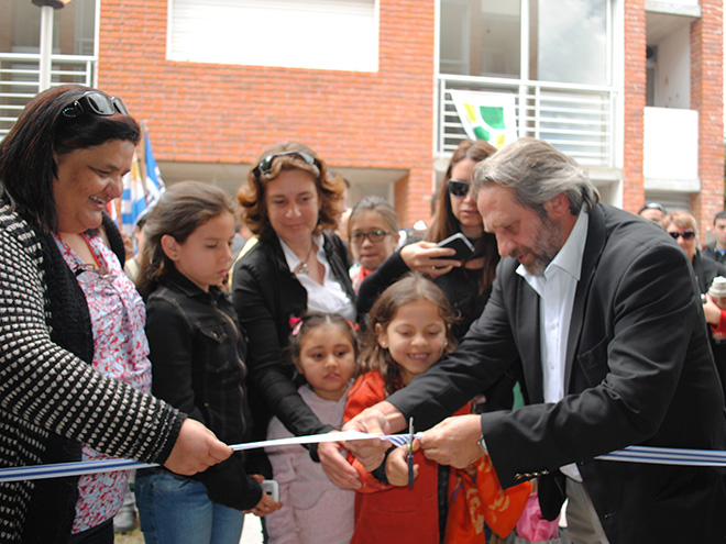 Arq. Francisco Beltrame (Ministro del Mvotma), junto a adjudicatarios de las viviendas.