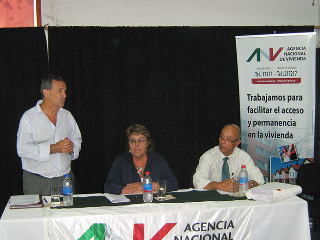 De izquierda a derecha: Jorge Queiroz (Gerente División Sucursales), A.S. Cristina Fynn (Presidenta ANV) y José Omar Pose (Gerente Sucursal ANV Nueva Helvecia).