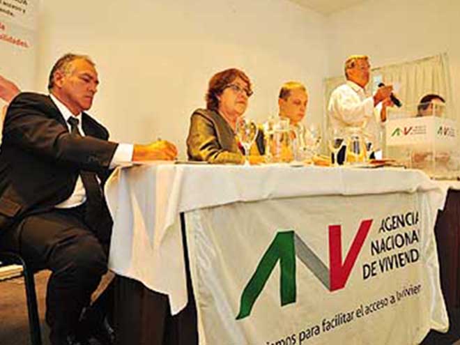 De izquierda a derecha: Gregorio Portela (Gerente de Sucursal ANV Paysandú), A.S. Cristina Fynn (Presidenta ANV), Esc. Juan Siazaro y Jorge Queiroz (Gerente División Sucursales).  Fuente de la foto: Diario El Telégrafo (Paysandú).