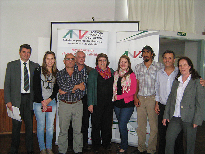 La Presidenta de la ANV A.S. Cristina Fynn y el Gerente de División Sucursales Jorge Queiroz, junto a funcionarios y adjudicatarios de las viviendas de Tacuarembó.