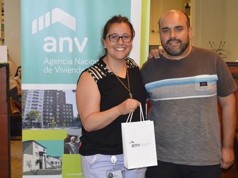 María y Jorge recibiendo sus llaves.