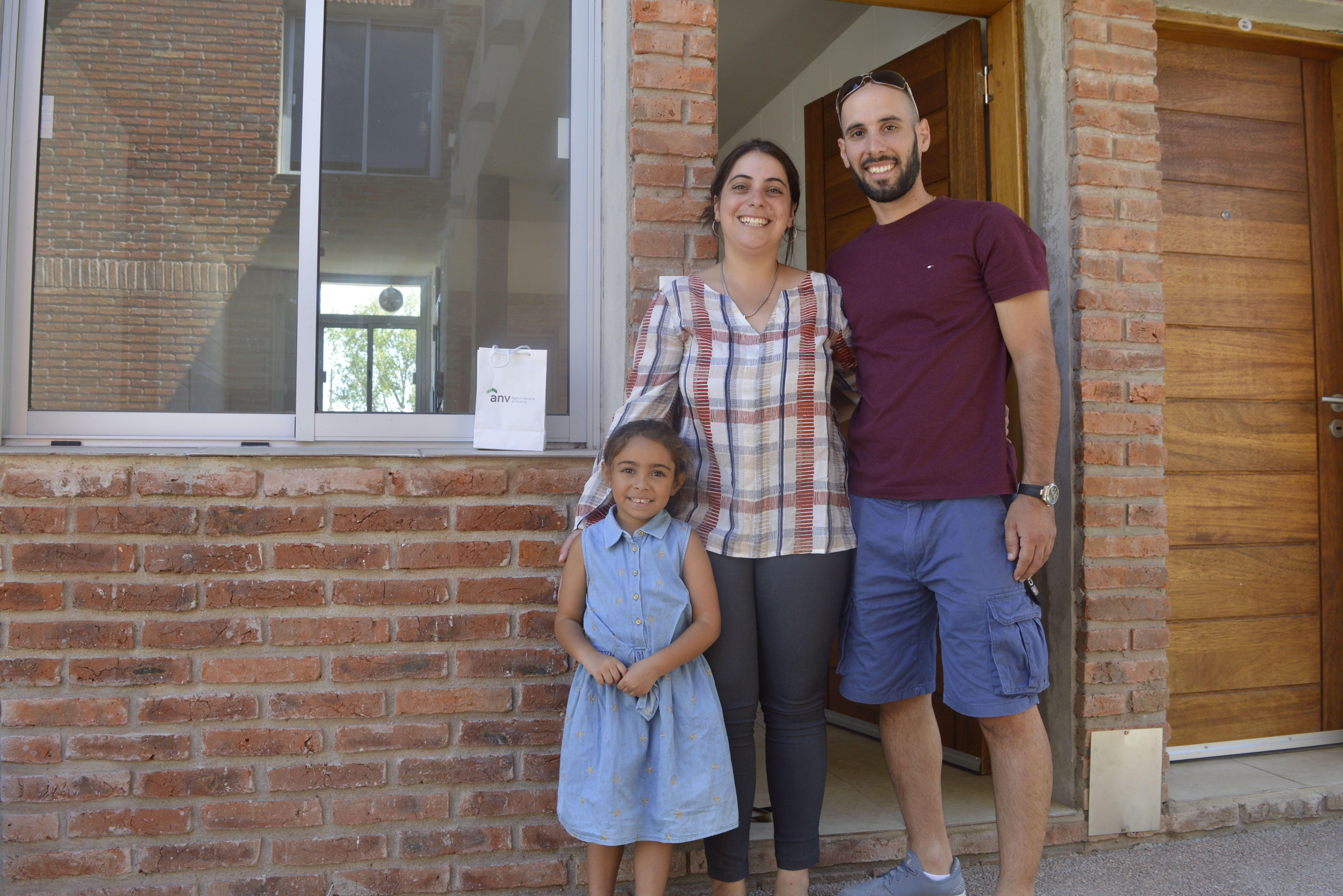 Noelia, Giancarlo y Bianca en su nueva casa.