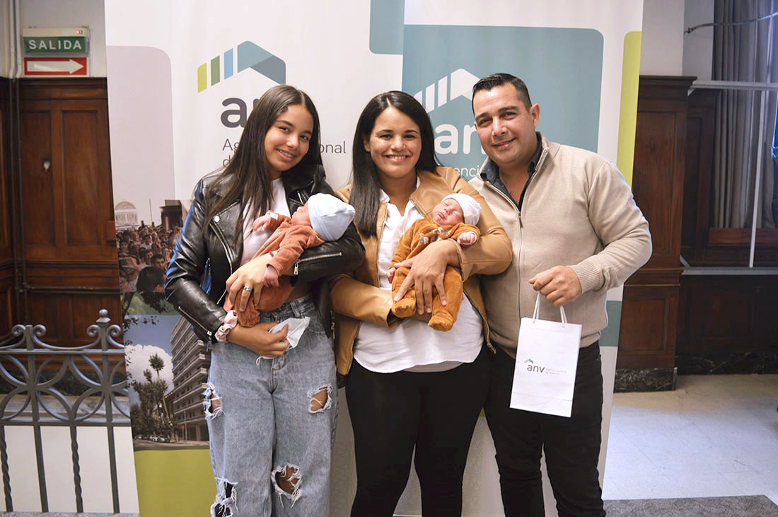 María del Carmen y Jonathan con su familia recibiendo las llaves de su vivienda.