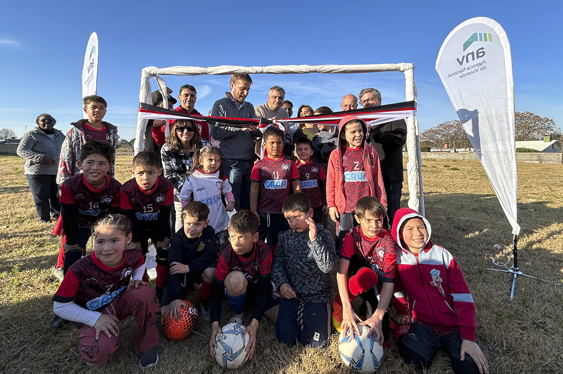 Niños, directivos del club y autoridades de la ANV cortando cinta inaugural