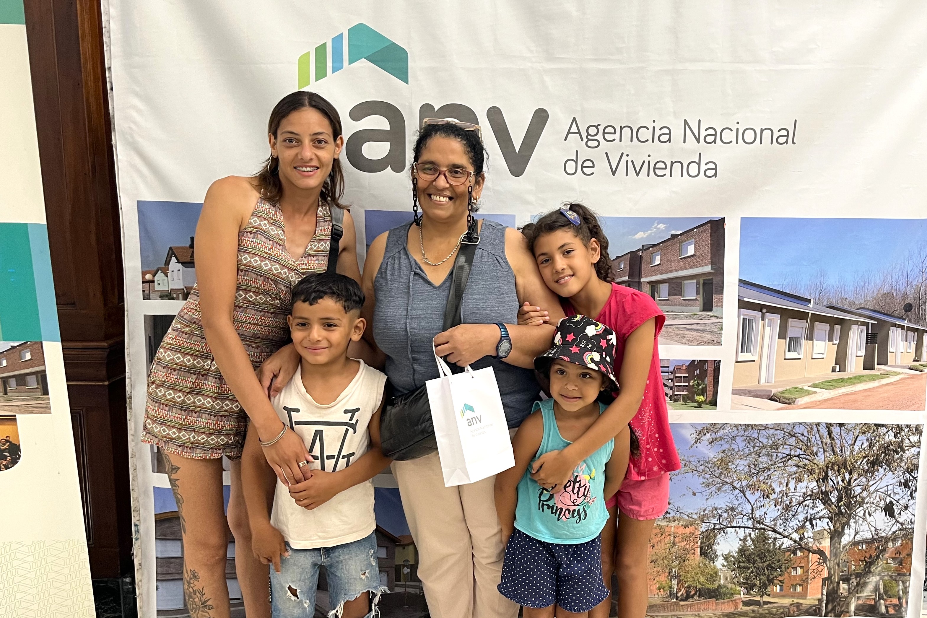 Familia recibiendo llaves