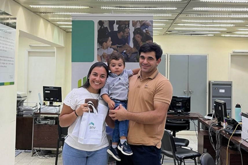 Familia recibiendo llaves