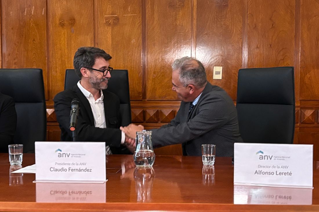 Fernández y Lereté estrechando manos