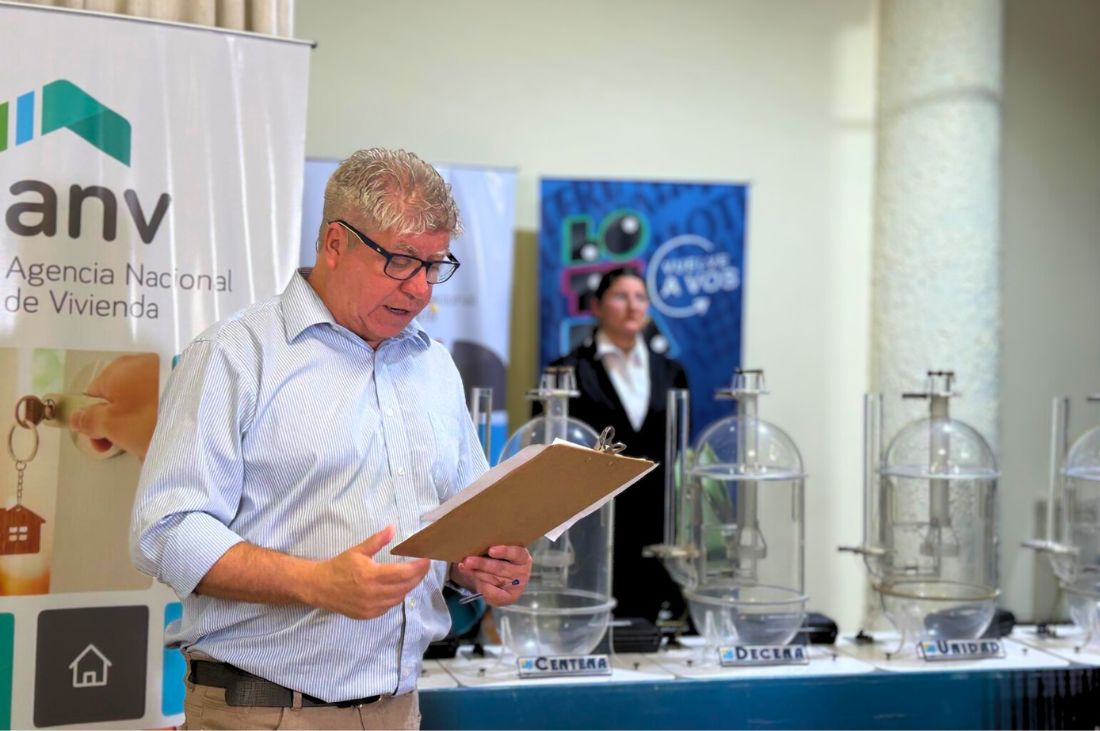 Jefe de Mercado Inmobiliario explicando el mecanismo del sorteo