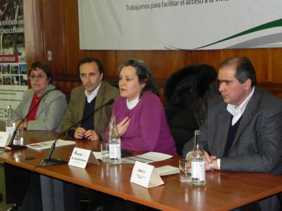  De izquierda a derecha: A.S. Cristina Fynn (vicepresidenta ANV), Ec. Carlos Mendive (presidente ANV), Arq. Graciela Muslera (Ministra de Vivienda), Sr. Juan José Bruno (director ANV)