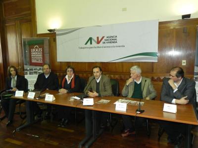 De izquierda a derecha: Cra. Rosana Fernández (Gerente Comercial - República Microfinanzas S.A.), Fernando Álvarez (Secretario General - República Microfinanzas S.A.), A.S. Cristina Fynn (Vicepresidenta ANV), Ec. Carlos Mendive (Presidente ANV), Ec. Luis Murias (Gerente General - República Microfinanzas S.A.), Sr. Juan José Bruno (Director ANV)