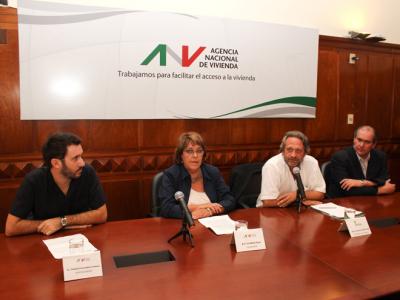 De izquierda a derecha: Ec. Claudio Fernández Caetano (Vicepresidente de la ANV), A.S. Cristina Fynn (Presidente de la ANV), Arq. Francisco Beltrame (Ministro de Vivienda) y Sr. Juan José Bruno (Director de la ANV).