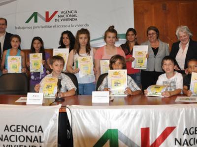 Autoridades de la ANV, BHU y Gobierno Nacional junto a los ganadores del concurso.