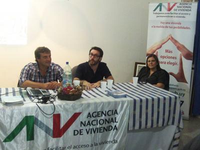 De izquierda a derecha: Sergio Botana (Intendente de Cerro Largo), Ec. Claudio Fernández Caetano (Vicepresidente ANV) y Adriana Pizano (Gerenta de División Gestión y Recupero ANV).