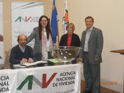 De izquierda a derecha: Eduardo Valsamgiácomo (Esc. Supernumerario), Rosa Pérez (Departamento Comercialización ANV), Sandra María Artegoytía García (adjudicataria de 1 dorm.) y Jorge Queiroz (Gerente de División Sucursales ANV).