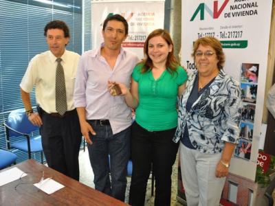 De izquierda a derecha: Alberto Aguiar (Gerente Suc. Canelones ANV), Fernando y Natalia, A.S. Cristina Fynn (Vicepresidenta ANV) Foto: Raúl Vernengo (Comunicación ANV)