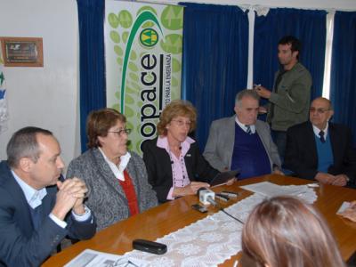 De izquierda a derecha: Cr. Gustavo Marton (Gerente General ANV), A. S. Cristina Fynn (Vicepresidenta ANV) y autoridades de COOPACE.