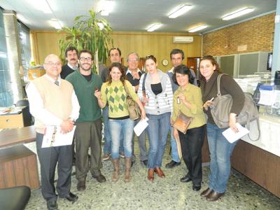 De izquierda a derecha: Liberto Cuello (Coordinador de Red de Sucursales y Oficinas ANV), Gerardo Casella (Encargado de Sucursal ANV Canelones), Ec. Claudio Fernández Caetano (Vicepresidente ANV) y adjudicatarios.