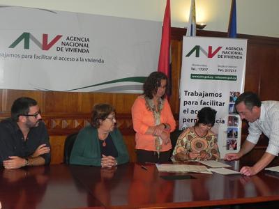 De izquierda a derecha: Ec. Claudio Fernández Caetano (Vicepresidente ANV), A. S. Cristina Fynn (Presidenta ANV), Claudia Brancatti (Presidenta COVITRA.UN), Jaqueline Romano (Secretaria COVITRA.UN) y Eduardo Sarni (Gerente de Área Jurídica).