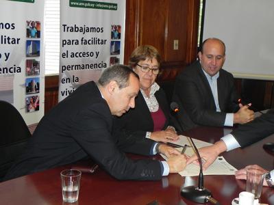 De izquierda a derecha: Cr. Gustavo Marton (Gerente General ANV), A.S. Cristina Fynn (Presidenta ANV) e Ing. Marcos Taranto (Presidente de LAUTIC S.A.).