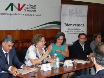 De izquierda a derecha: Dr. Rodrigo Goñi (Director CND), Dra. Adriana Rodríguez (Presidenta CND), Arq. Graciela Muslera (Ministra de Vivienda), Ec. Carlos Mendive (Presidente ANV), A.S. Cristina Fynn (Vicepresidenta ANV). Foto: Karina Nemmer (Comunicación ANV).