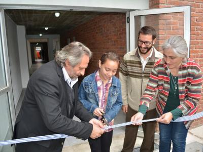 De izquierda a derecha: Arq. Francisco Beltrame (Ministro de Vivienda), Ec. Claudio Fernández Caetano (Vicepresidente ANV), A.S. Lucía Etcheverry (Directora Nacional de Vivienda).