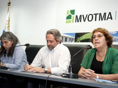 De izquierda a derecha: A.S. Lucía Echeverry (Directora Nacional de Vivienda - DINAVI/MVOTMA), Arq. Francisco Beltrame (Ministro de Vivienda) y A.S. Cristina Fynn (Presidente Agencia Nacional de Vivienda).