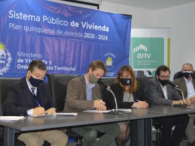 Firmas Borsari, Mill y Moreira firmando el convenio