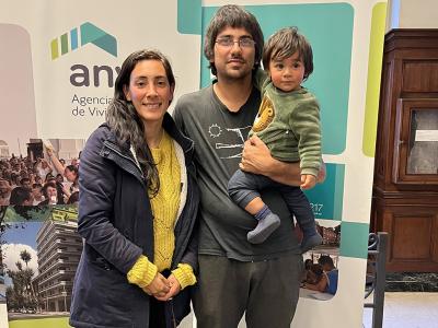 Paola, Enrique y Marco recibiendo las llaves de su nuevo hogar