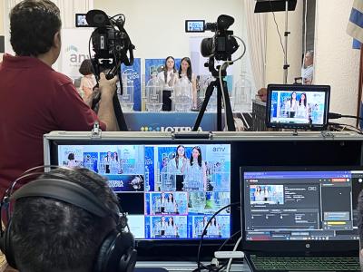 Equipo técnico transmitiendo el sorteo