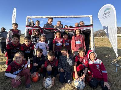 Niños, directivos del club y autoridades de la ANV cortando cinta inaugural