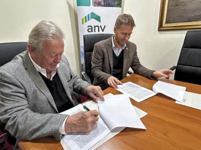 Mil y Moreira firmando adenda