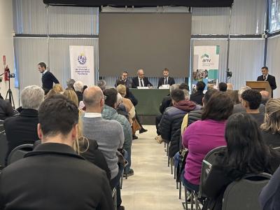 Autoridades y público 