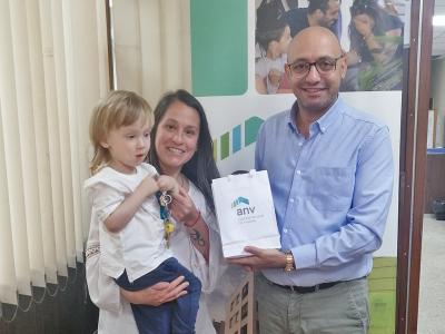 Natalia recibiendo sus llaves en Paysandú