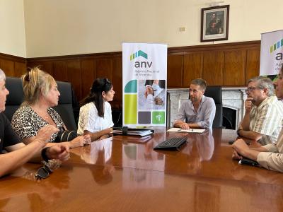 Autoridades firmando comodato