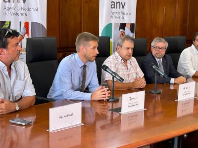 Klaus exponiendo en la firma del contrato Giannattasio